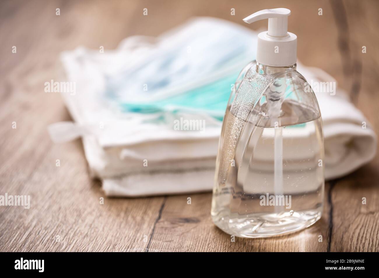 Concetto di prevenzione del coronavirus - maschere da viaggio chirurgiche gel disinfettante per le mani e asciugamano Foto Stock