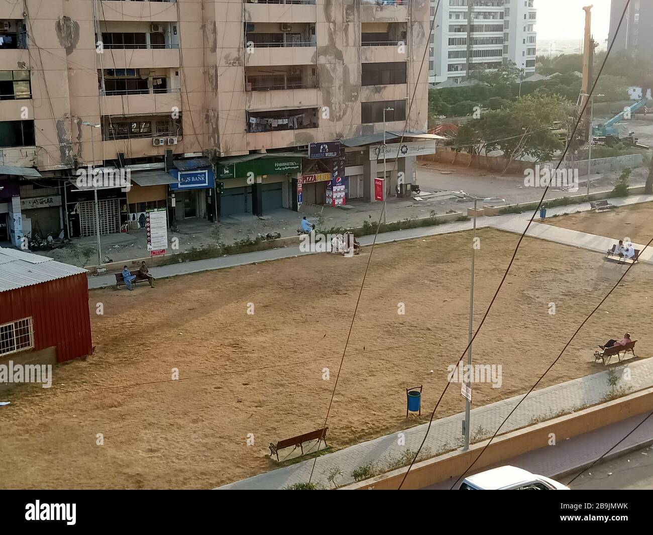 Vista delle strade di Karachi durante il blocco a causa del virus corona Foto Stock