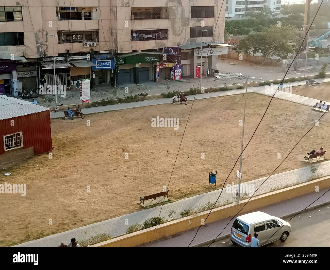 Vista delle strade di Karachi durante il blocco a causa del virus corona Foto Stock