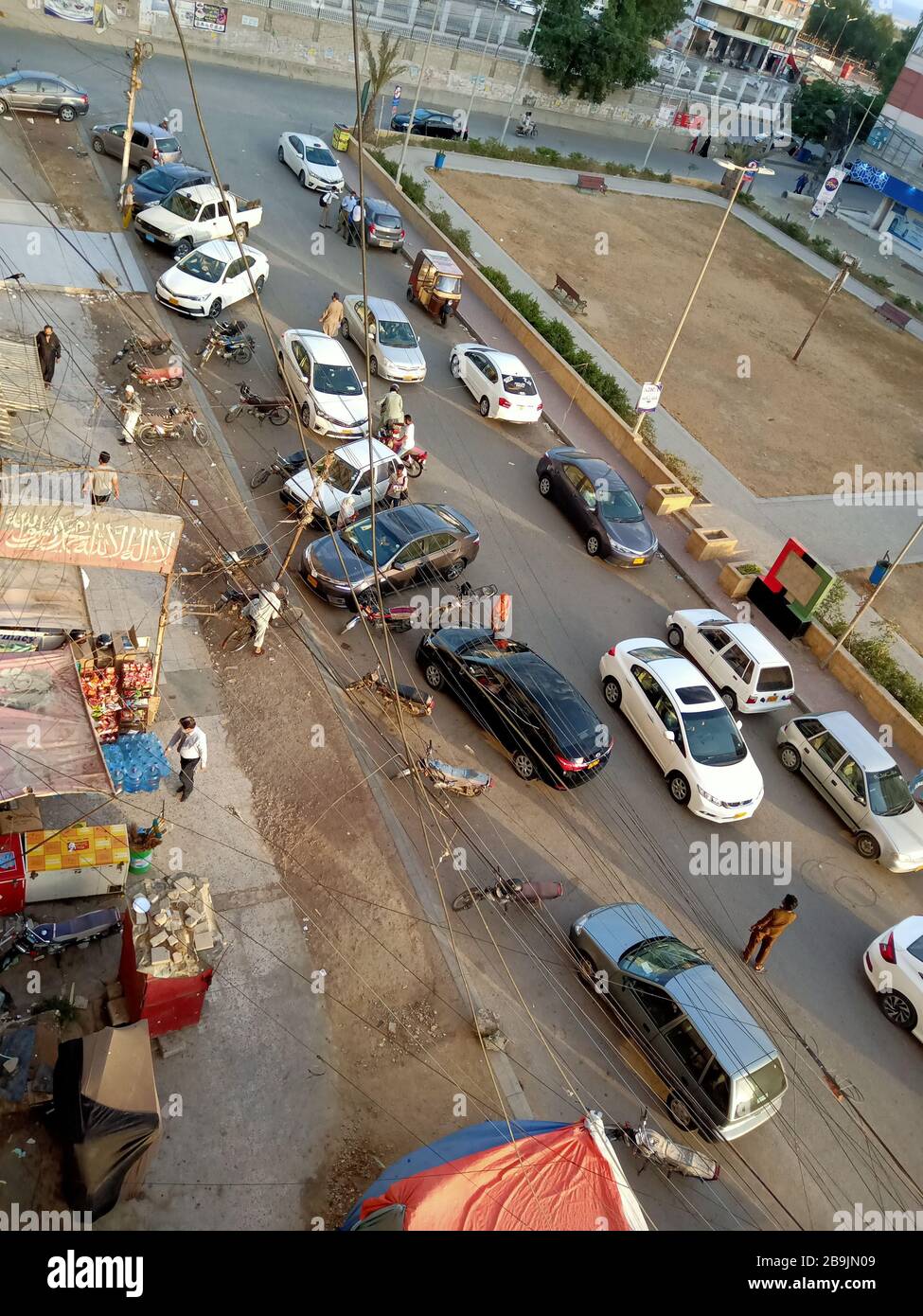 Vista delle strade di Karachi durante il blocco a causa del virus corona Foto Stock