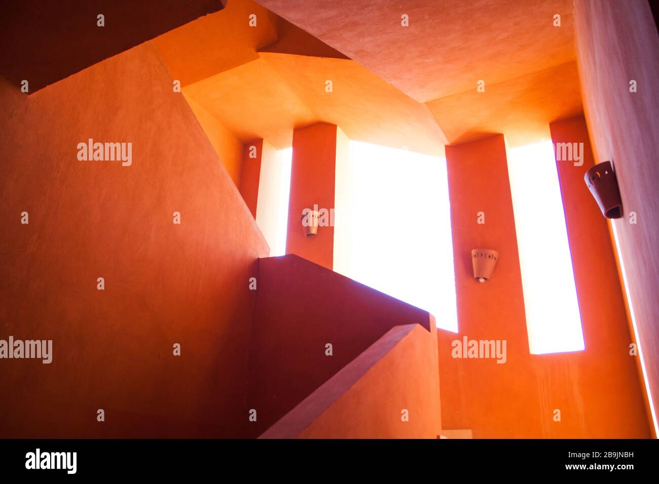 Pareti luminose arancioni in scala in El Gouna Egitto Foto Stock