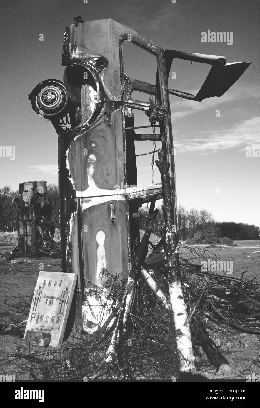 Carhenge a Pollock Park, Glasgow 1994. Una collezione di auto arrugginite rovesciate e coperte di graffiti come protesta per la costruzione dell'autostrada M77. Foto Stock