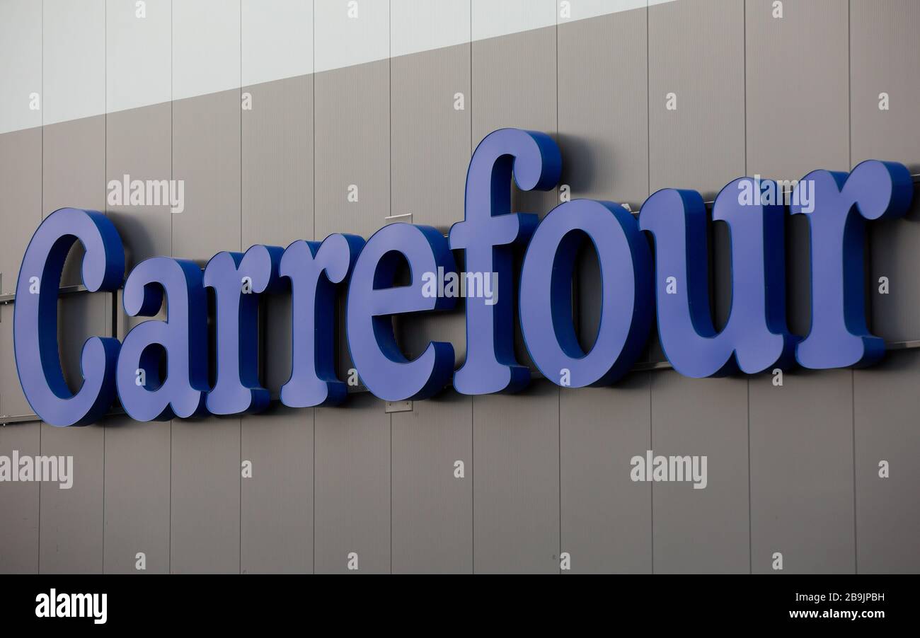 Multinazionale francese specializzata nel retail, logo Carrefour visto a Zgorzelec. Foto Stock