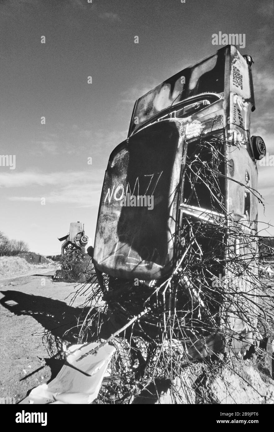 Carhenge a Pollock Park, Glasgow 1994. Una collezione di auto arrugginite rovesciate e coperte di graffiti come protesta per la costruzione dell'autostrada M77. Foto Stock