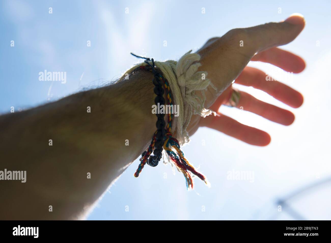 Mano con braccialetti hippy al sole. Fotografia di Danny Fitzpatrick www.dfphotography.co.uk danny@dfphotography.co.uk +44 (0) 7779 606901 Foto Stock