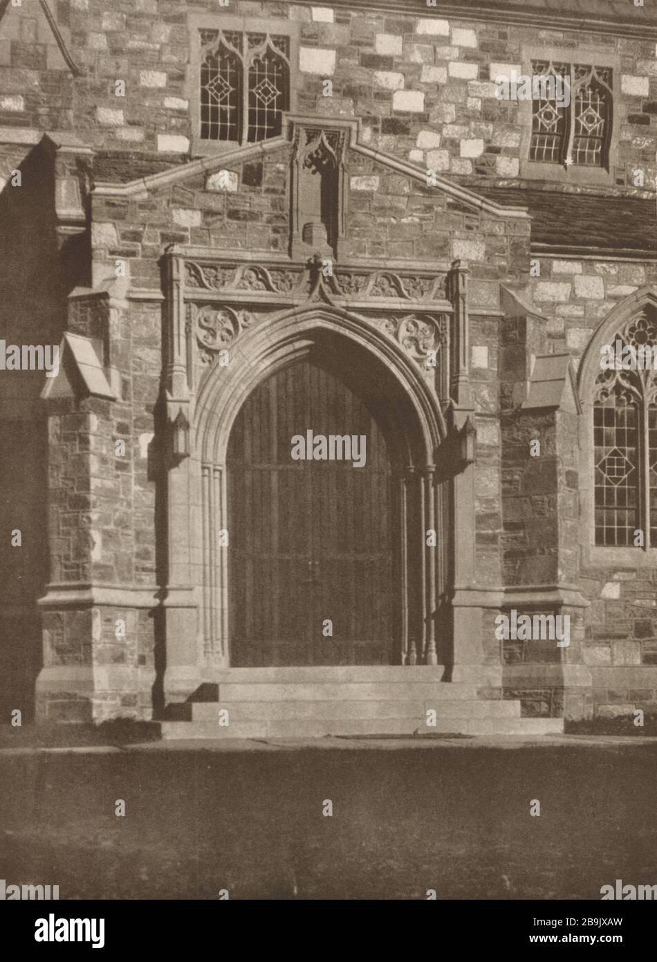Chiesa di San Michele, Litchfield, Connecticut. Porta d'ingresso. Rossiter & Muller, Architetti (1922) Foto Stock