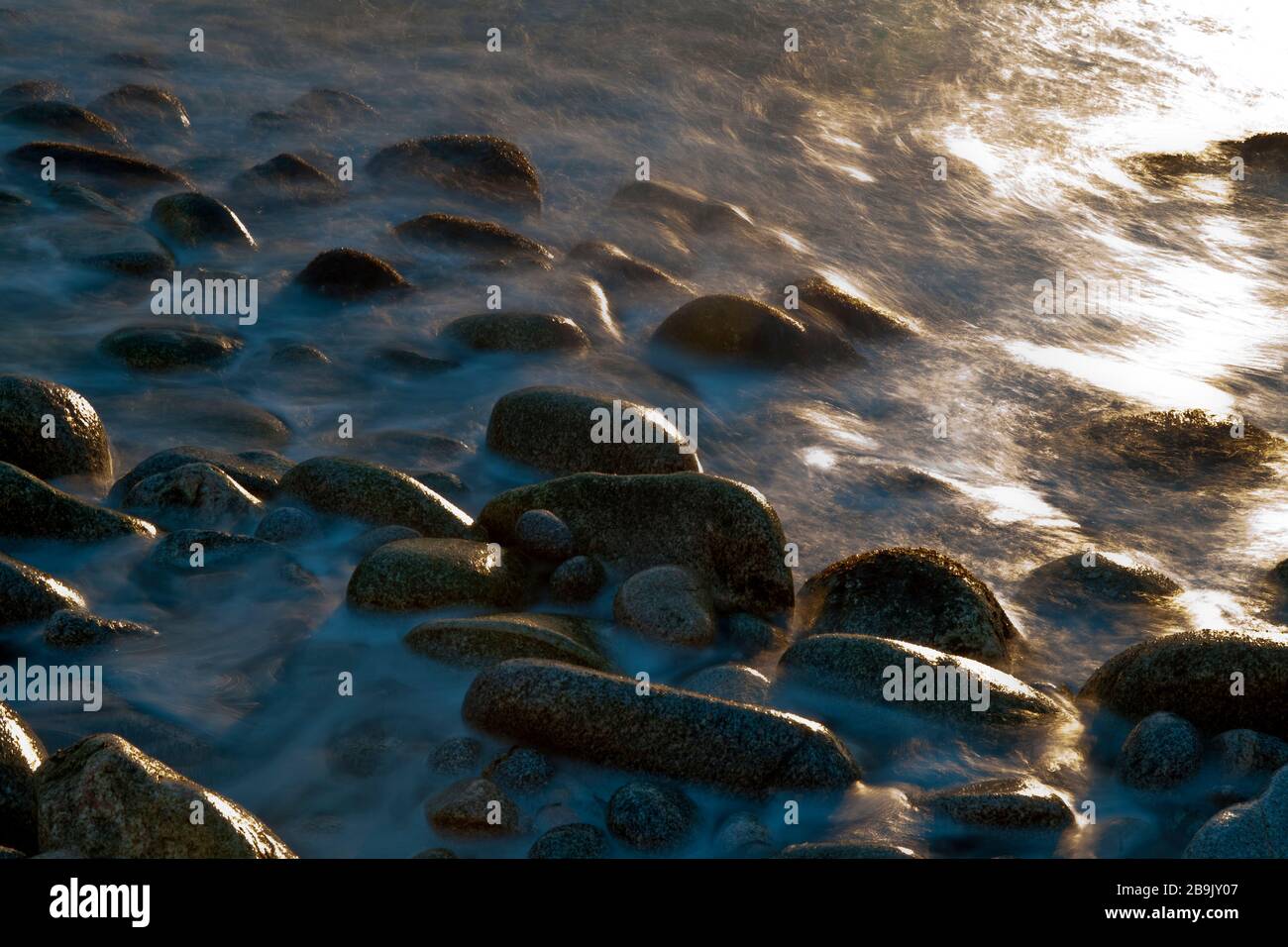 Acqua di mare che scorre sulle rocce Foto Stock