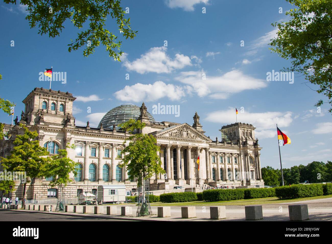 Edificio del Reichstag a Berlino nella soleggiata giornata estiva. Turismo in Germania, Europa. Architettura moderna. Foto Stock