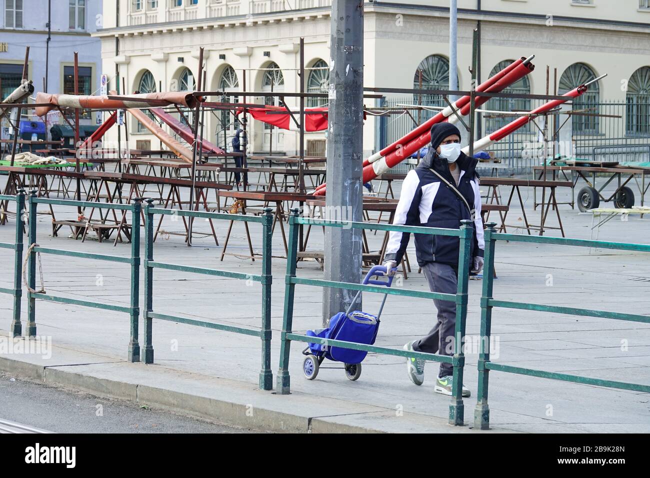 Il Coronavirus blocca i mercati di Torino, una misura adottata per proteggere la salute pubblica. Torino, Italia - Marzo 2020 Foto Stock