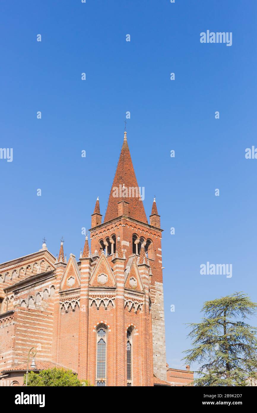 Verona, Italia , Luglio 2019. Santa Maria Antica è una chiesa cattolica a Verona. L'attuale chiesa è in stile romanico e risale al 1185 Foto Stock