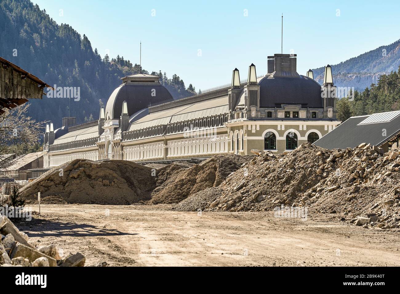 Lavori di restauro della stazione ferroviaria del 20 ° secolo, comune spagnolo di Canfranc, vicino al confine con la Francia. Pozzo di interesse culturale, Spagna Foto Stock