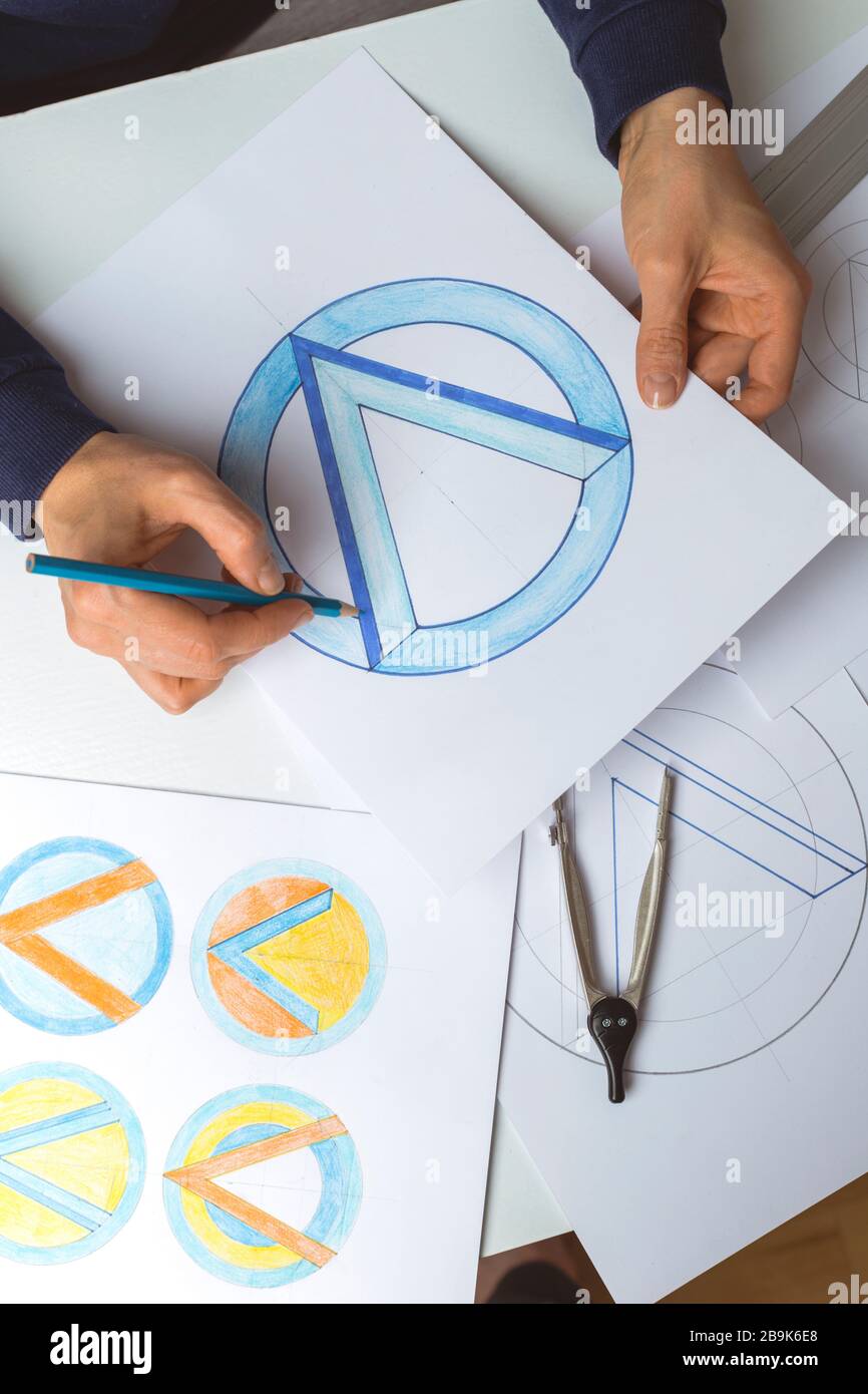 Il designer disegna gli schizzi del logo del marchio. Foto Stock