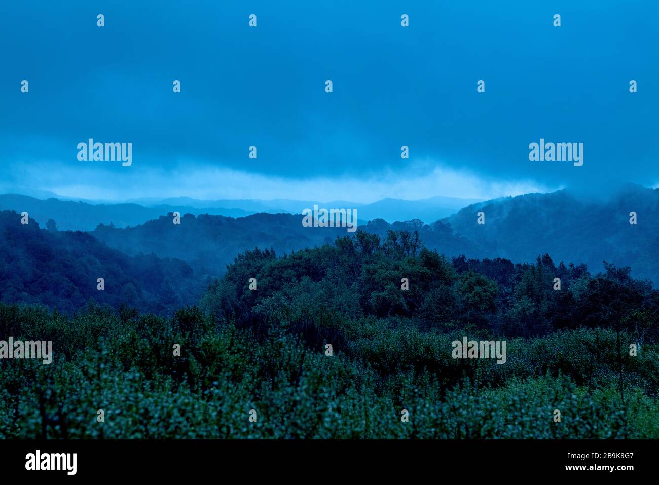 Nuvole pesanti su lunga distanza blu collina paesaggio in cima alla California Foto Stock