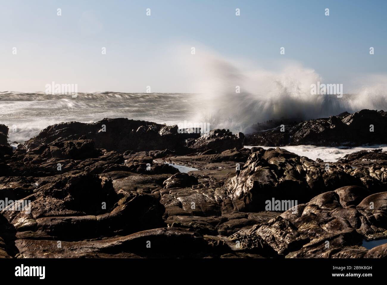 Lunga esposizione di onde che si schiantano sulle rocce costiere della California del Nord Foto Stock