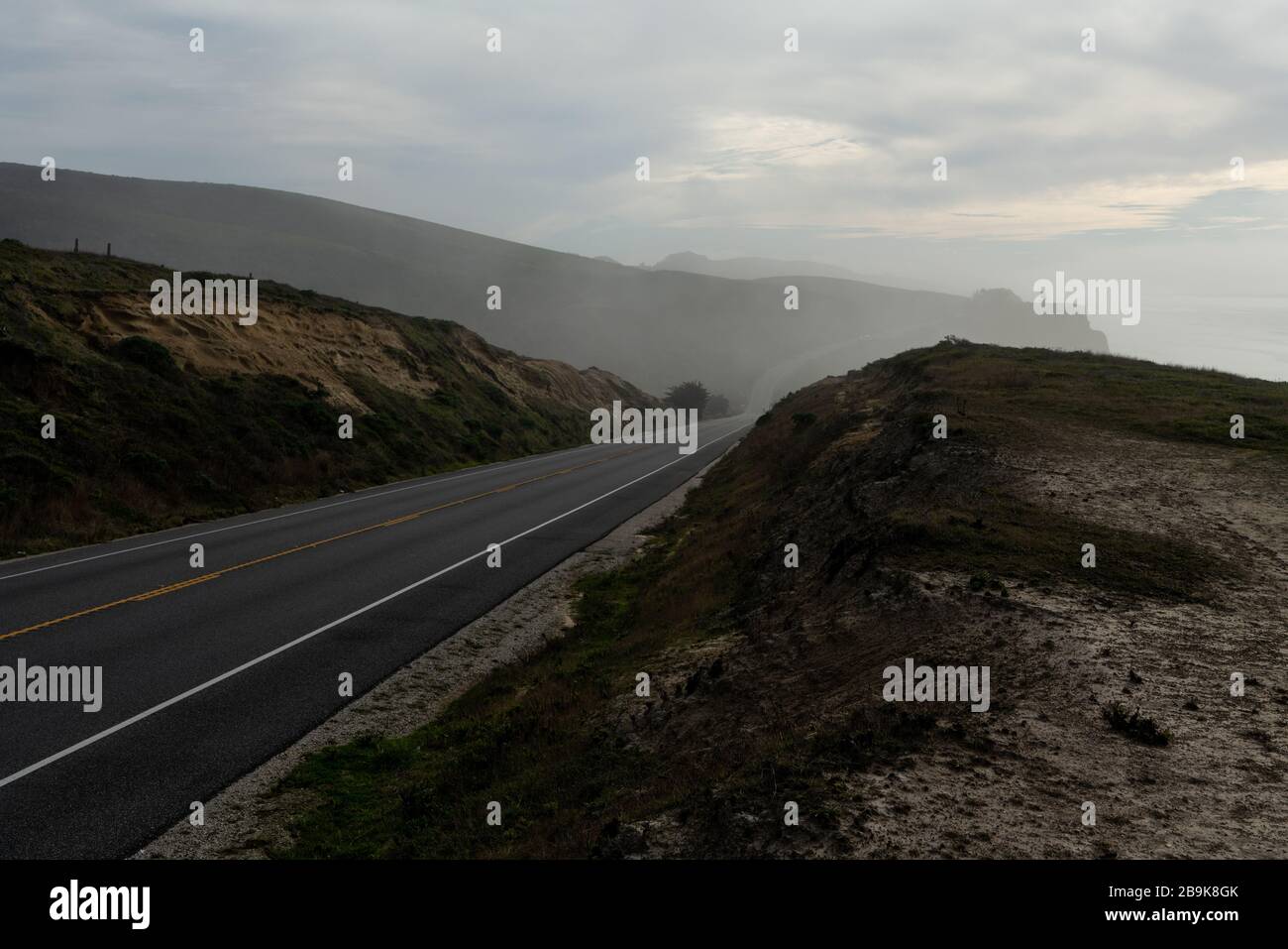 Autostrada costiera 1 in California che conduce in lontananza Foto Stock