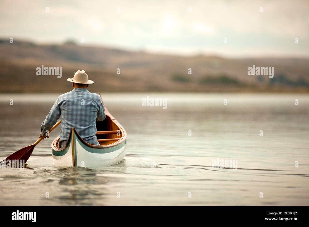 Vista posteriore di uomo canoa. Foto Stock