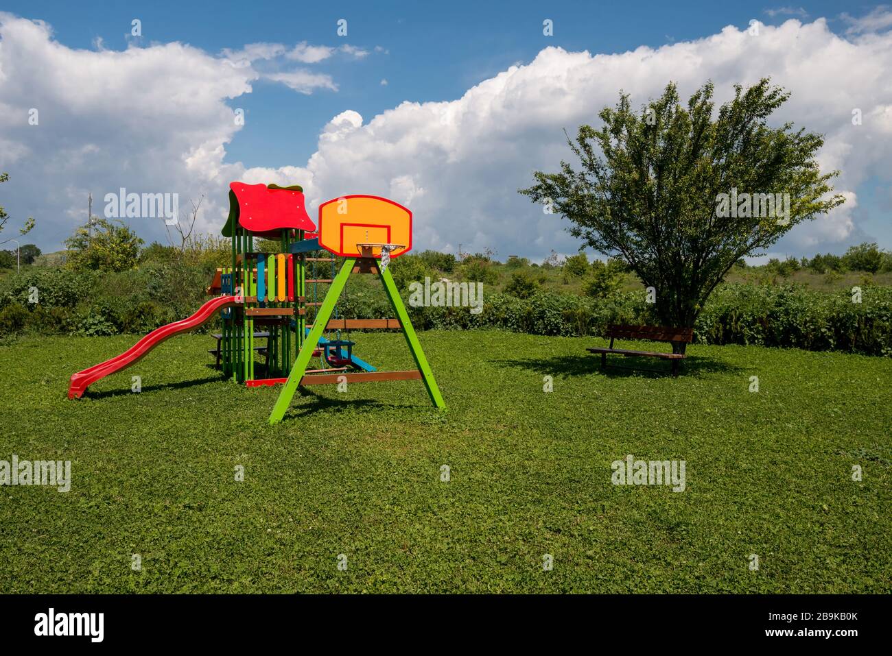 Colorato parco giochi in cantiere nel parco Foto Stock