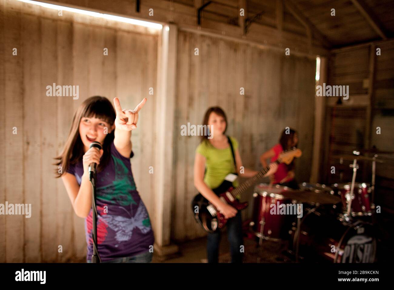 Tre ragazze adolescenti che si divertono a fare pratica di gruppo insieme. Foto Stock