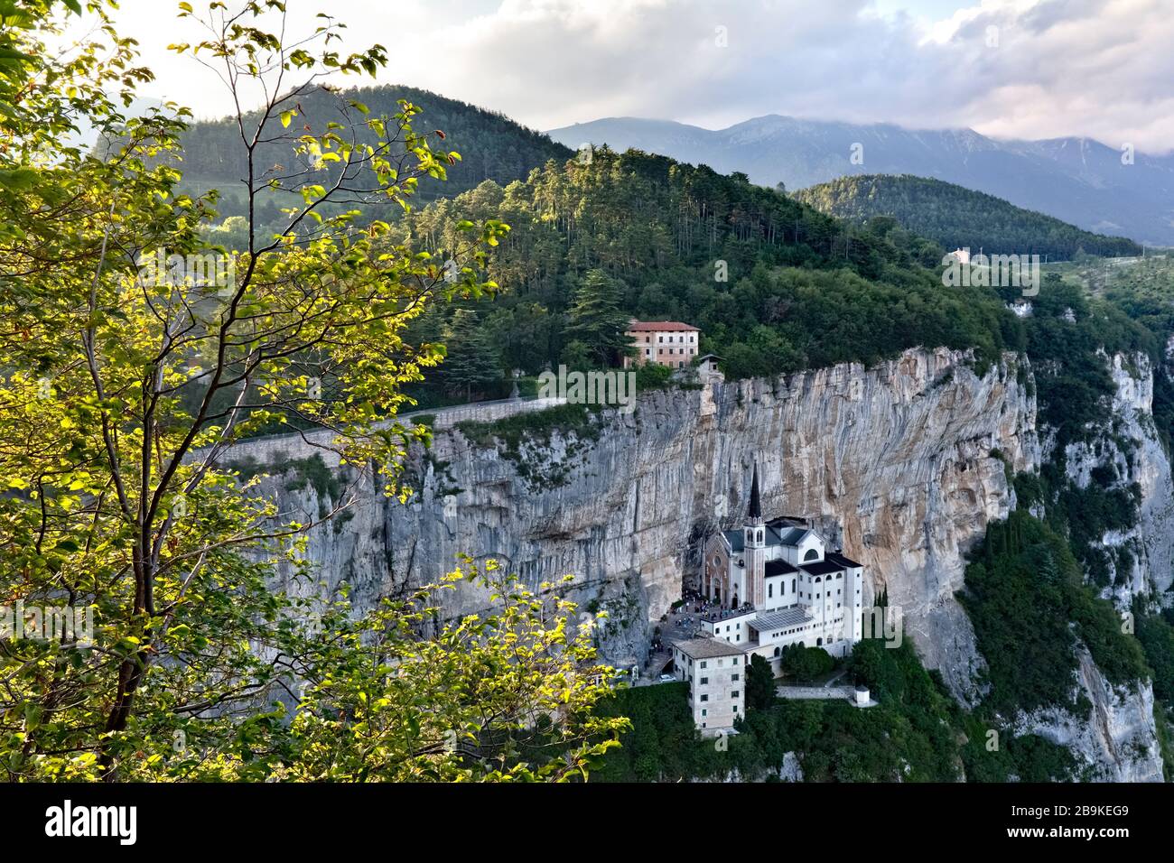 Il santuario della Madonna della Corona sul Monte Baldo è uno dei luoghi di culto più famosi d'Italia. Ferrara di Monte Baldo, Veneto, Italia. Foto Stock