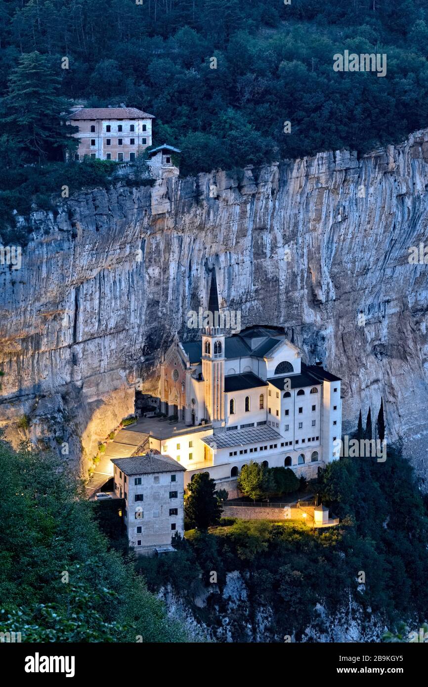 Il santuario della Madonna della Corona sul Monte Baldo è uno dei luoghi di culto più famosi d'Italia. Ferrara di Monte Baldo, Veneto, Italia. Foto Stock