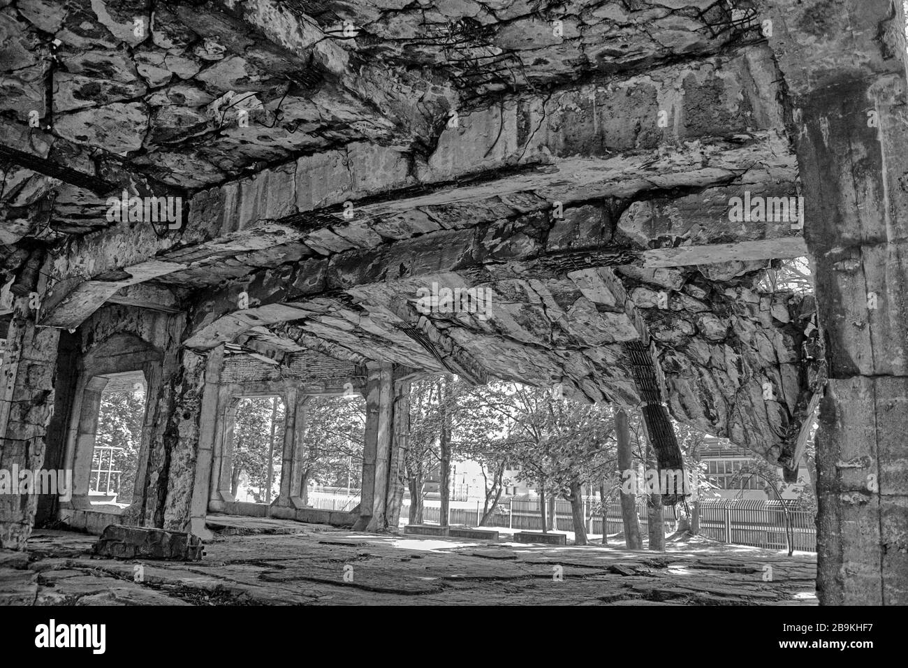 All'interno di nuove caserme in rovina del deposito di transito militare a Westerplatte, dove si considera l'attacco tedesco a questo avamposto polacco il 1° settembre 1939 Foto Stock