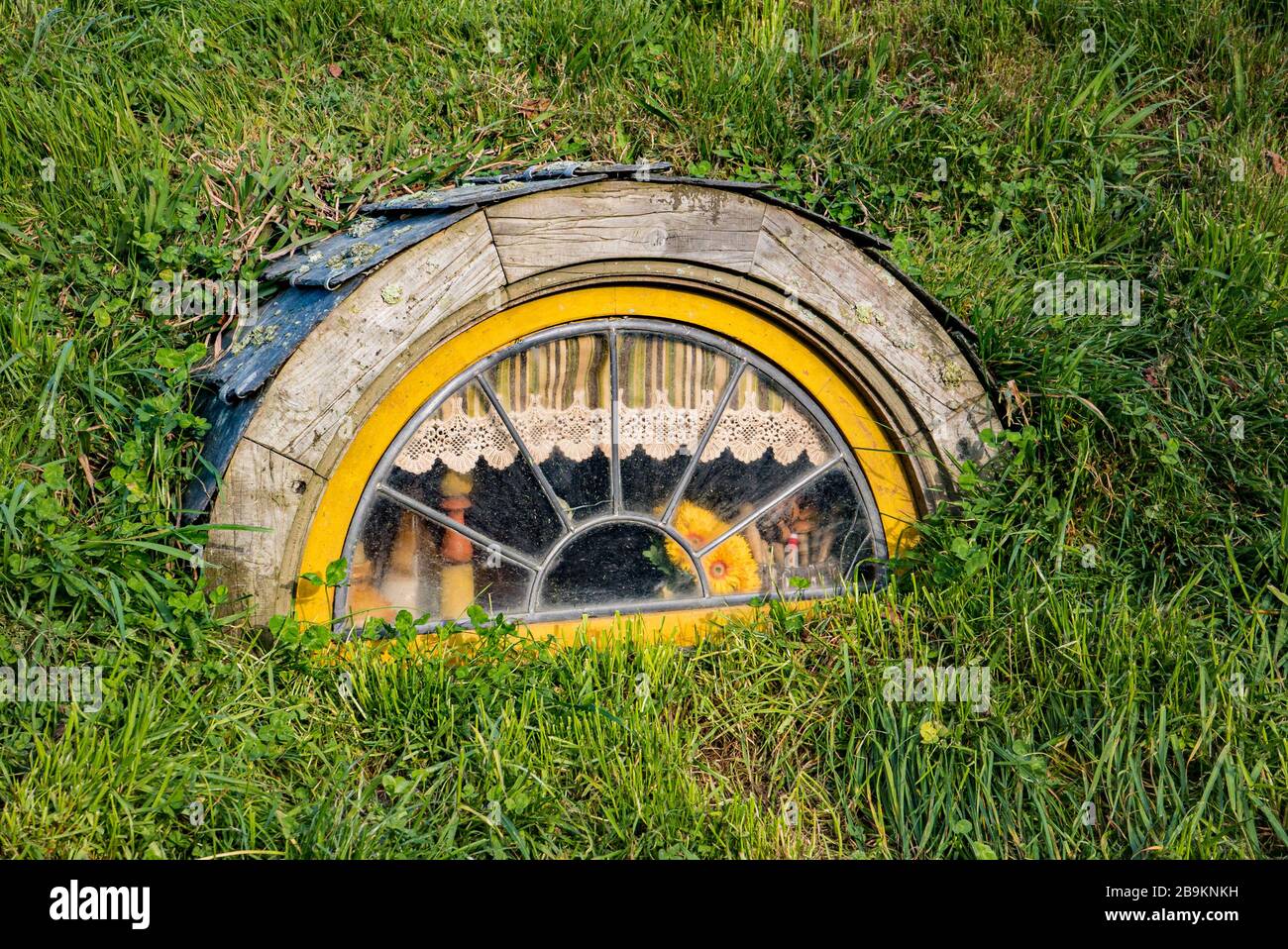 Finestra ad arco di un buco hobbit al set di film Hobbiton, Nuova Zelanda Foto Stock