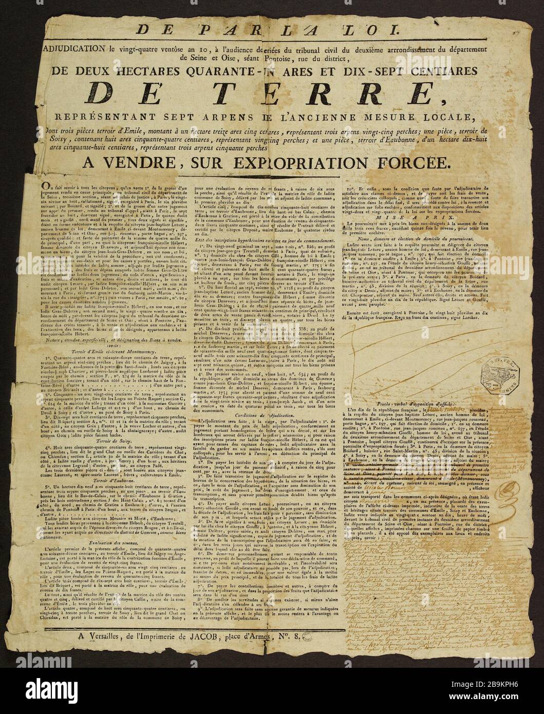 PER LEGGE. PREMIAZIONE ventiquattresimo anno 10 Ventose, all'udienza delle aste della corte civile del secondo distretto della Senna e Oise, seduta a Pontoise District Street DUE ETTARI QUARANTUNO [sic] ARES E DICIASSETTE centiares RAPPRESENTANTE TERRA settembre acri [sic] L'EX AZIONE LOCALE Affiche d'information. 'De par la loi. Adjudication le vingt-quatre ventôse an 10, à l'audience des criées du tribunal civil du deuxième circondario du département de Seine et Oise, séant à Pontoise, rue du District, de deux hectes quarante-et-un ares et dix-sept centiares de terre, représe Foto Stock