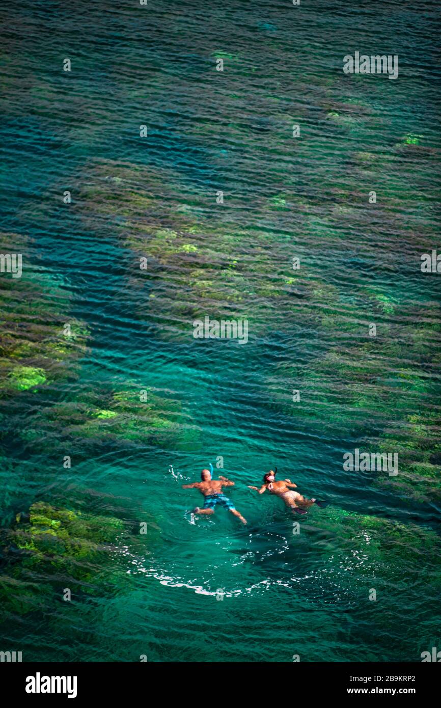 Durante la vacanza, fai snorkeling insieme su una barriera corallina. Foto Stock