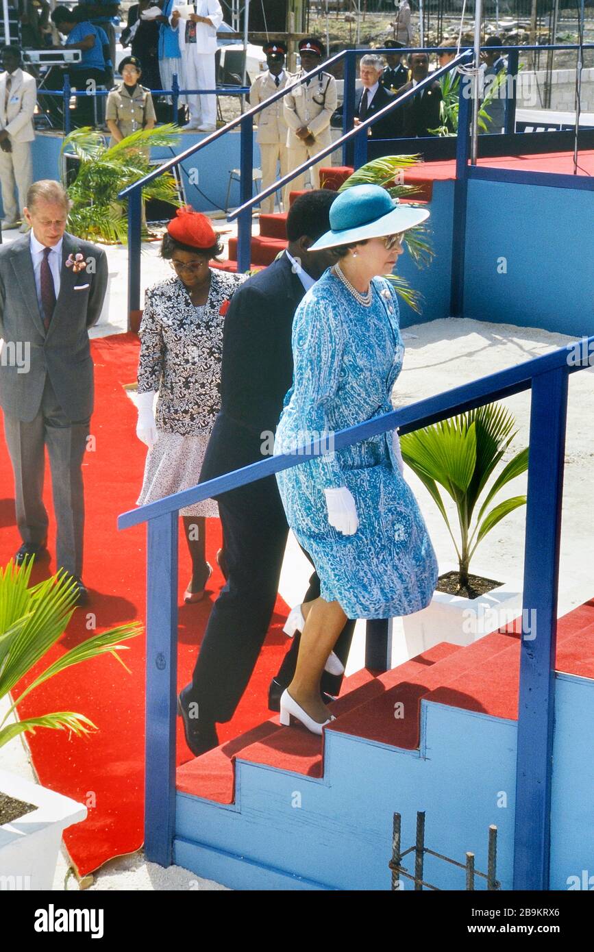 La regina Elisabetta II e il Principe Filippo visita alla Queen's College di officiare alla posa della prima pietra cerimonia per la scuola del nuovo edificio. Barbados, dei Caraibi. 1989 Foto Stock