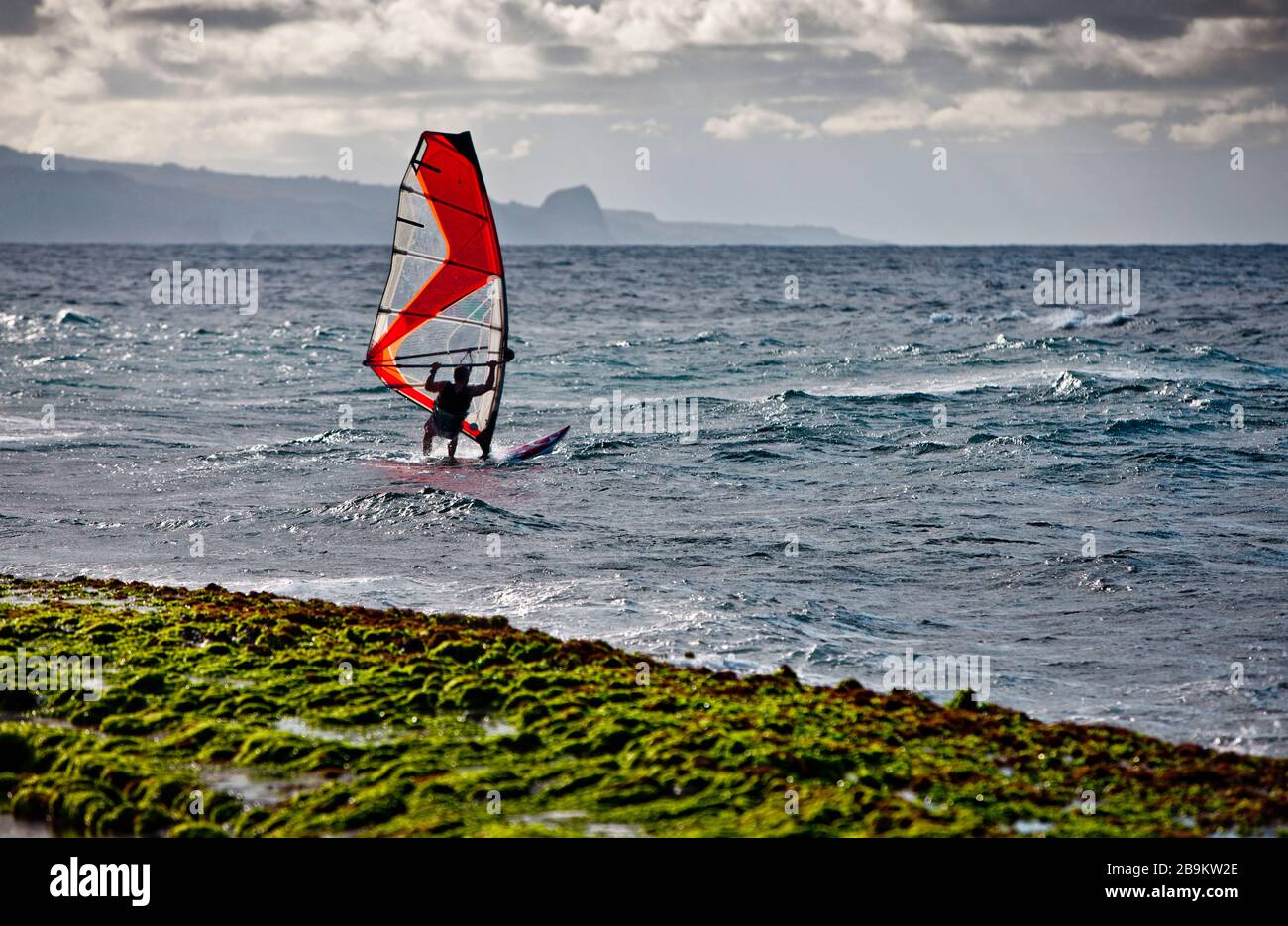 Surfisti che si divertono sull'oceano durante una giornata di vento. Foto Stock