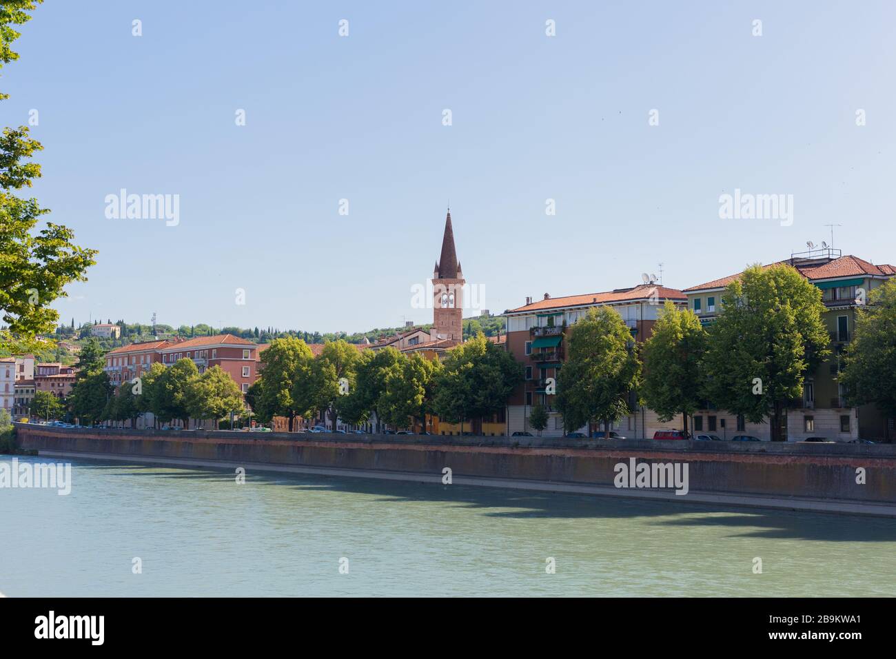 Verona, Italia. Una vista panoramica panoramica sul fiume Adige. Ora legale. Foto Stock