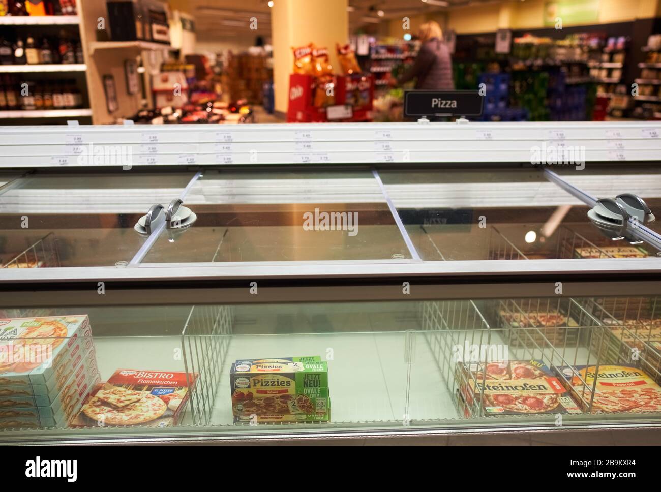 Marktoberdorf, Germania. 24 marzo 2020. Supermercato a Marktoberdorf, 24 marzo 2020. Scaffali vuoti di cibo Pizza a causa della malattia del virus Corona (COVID-19) il 24 marzo 2020 a Marktoberdorf, Germania Credit: Peter Schatz / Alamy Live News Foto Stock