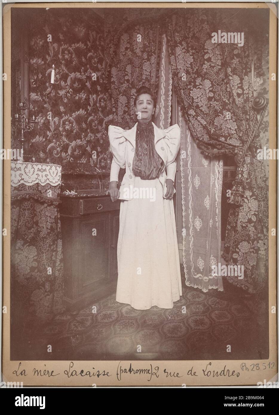 La madre Lacaisse (patrona) in posa in un soggiorno di un bordello, 2 London Street, 8 ° distretto Albert Brichaut. "La mère Lacaisse (patronne) posant dans un salon d'une maison close, 2 rue de Londres, VIIIème circondario". Tigre au gélatino-chlorure d'argent. 1900. Parigi, musée Carnavalet. Foto Stock