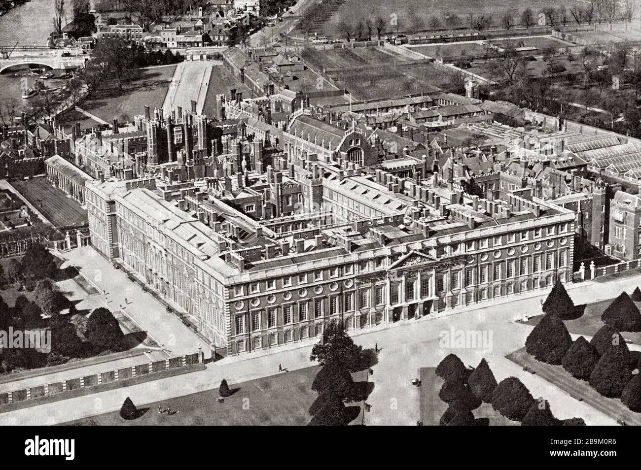Hampton Court Palace, Wren's Garden front, con le Torri Tudor e i camini dietro. The Spirit of London, pubblicato nel 1935 Foto Stock