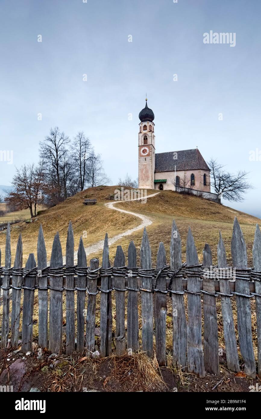 Il Kristanzen è una chiesa tirolese di San Costantino. Fiè allo Sciliar, provincia di Bolzano, Trentino Alto Adige, Italia, Europa. Foto Stock