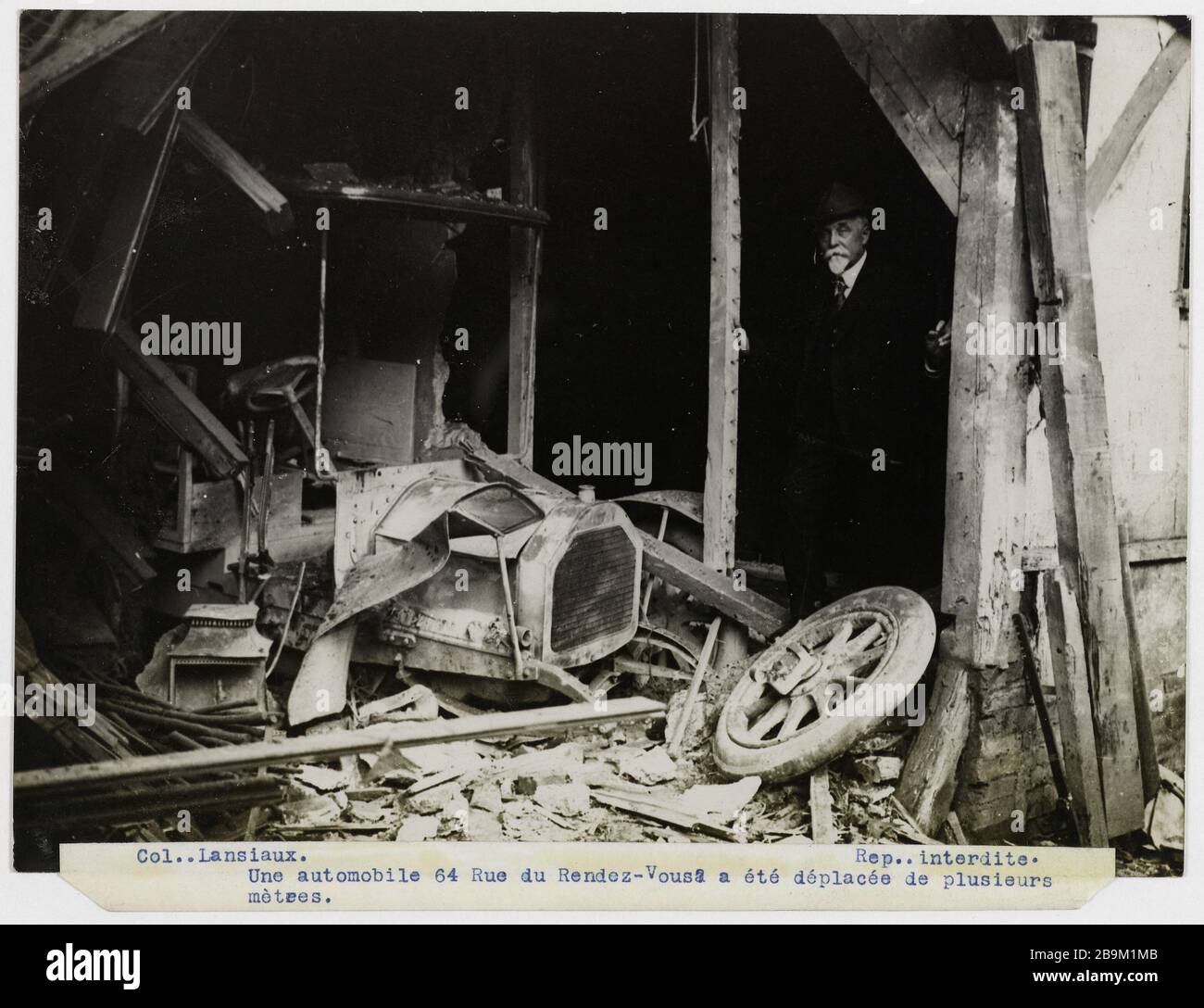 Un automobile 64 Rue du Rendez-Vous è stato spostato diversi metri Automobile ayant été déplacée de plusieurs mètres au 64 rue du Rendez-Vous. Parigi, 1914-1918. Photographie de Charles Lansiaux (1855-1939). Parigi, musée Carnavalet. Foto Stock