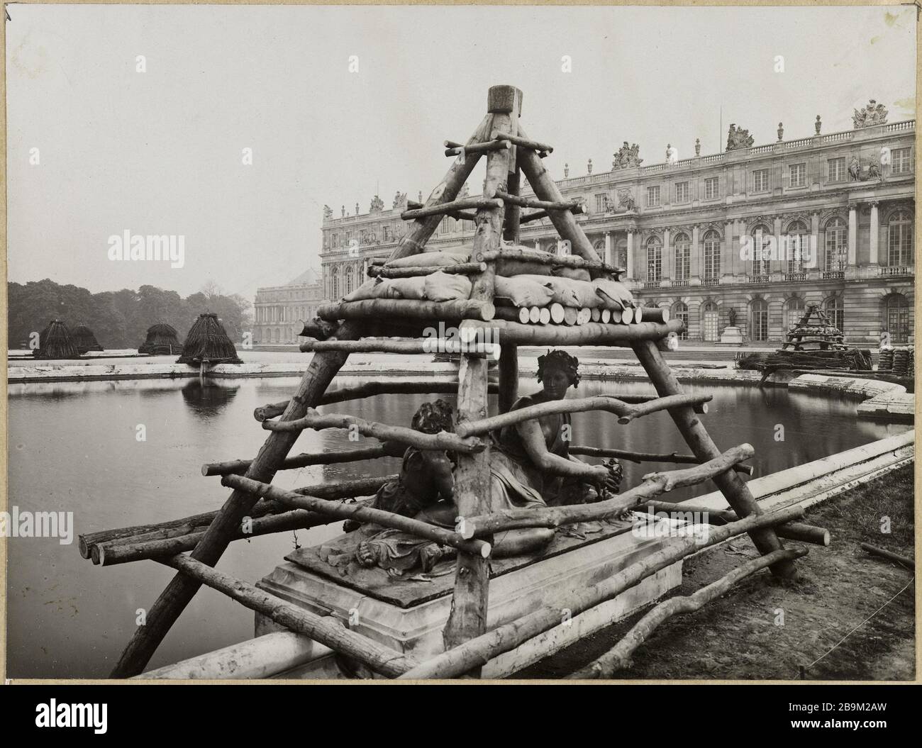 Palazzo di Versailles, 1918. La protezione dei monumenti durante la prima guerra mondiale, Versailles, 1918 Guerre 1914-1918. Protection des monuments pendant la Première guerre mondiale, le château de Versailles (Yvelines), 1918. Fotografie de Godefroy Ménanteau. Parigi, musée Carnavalet. Foto Stock