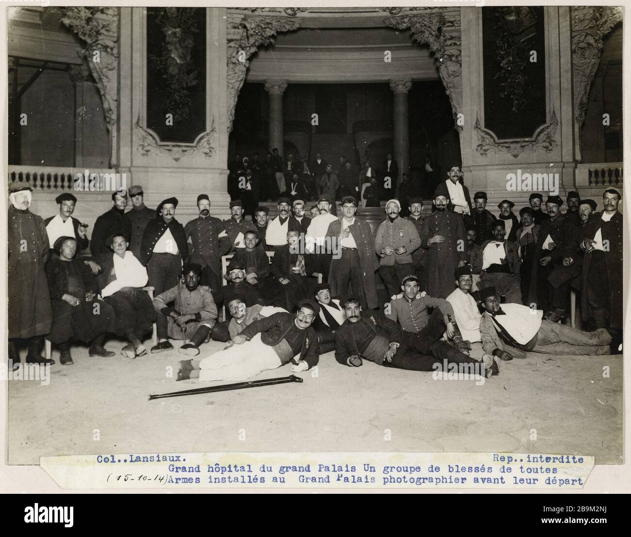 Grande ospedale Grand Palais un gruppo di feriti di tutte le armi installate nella fotografia del Grand Palais prima della loro partenza (15-10-14). Gruppo ferito che posa al Grand Palais trasformato in un ospedale, 8 ° arrondissement, Parigi, 15 ottobre 1914 Guerre 1914-1918. Groupe de blessés posant au Grand Palais transformé en hôpital. Parigi (VIIIème arr.), le 15 ottobre 1914. Photographie de Charles Lansiaux (1855-1939). Parigi, musée Carnavalet. Foto Stock