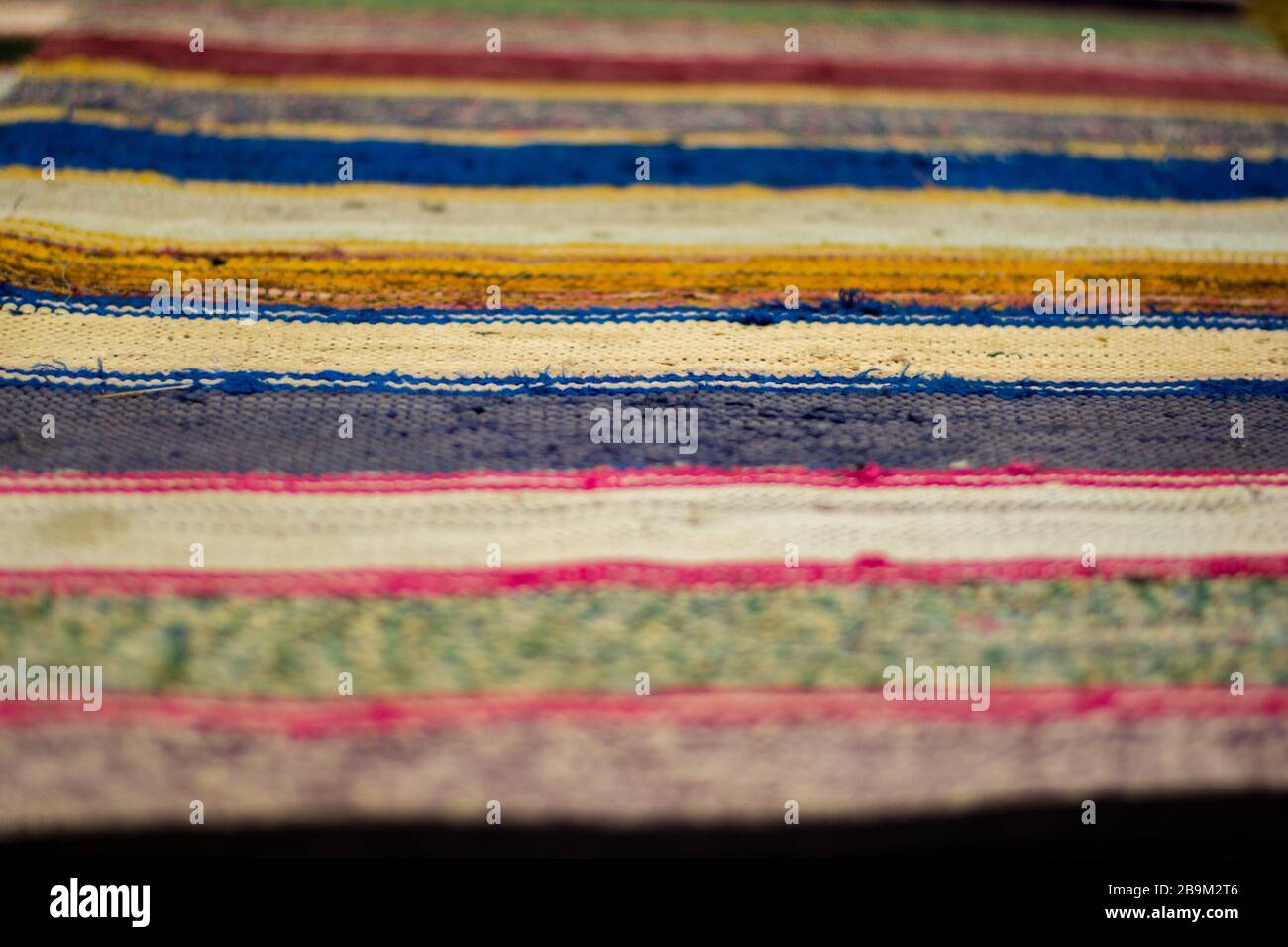 Tappeti a strisce colorate di colore tradizionale in casa Foto Stock