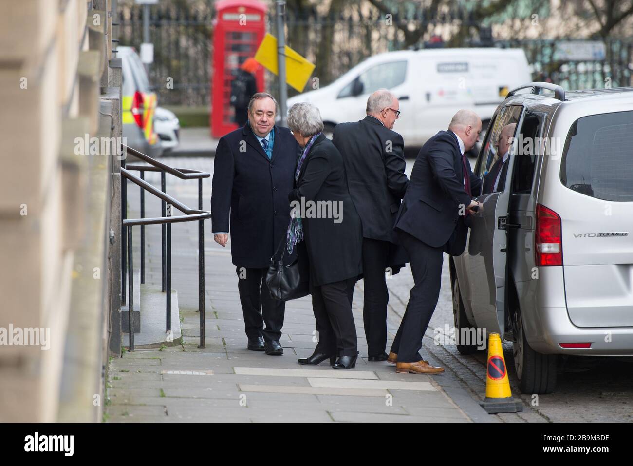 Edimburgo, Regno Unito. 23 marzo 2020. Nella foto: Alex Salmond - ex primo Ministro della Scozia ed ex leader del Partito Nazionale Scozzese (SNP). Alex Salmond è visto arrivare alla High Court il giorno undici del suo processo, dove la Giuria si aspetta di restituire un verdetto più tardi oggi. Foto Stock