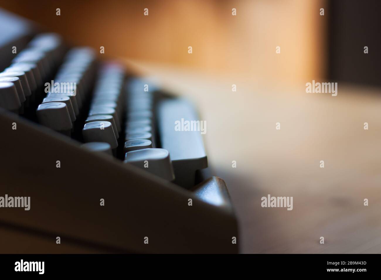 Vecchia tastiera per macchina da scrivere su un tavolo di legno. Vista  laterale. Spazio per il testo. Colori caldi. Scrittura creativa Foto stock  - Alamy