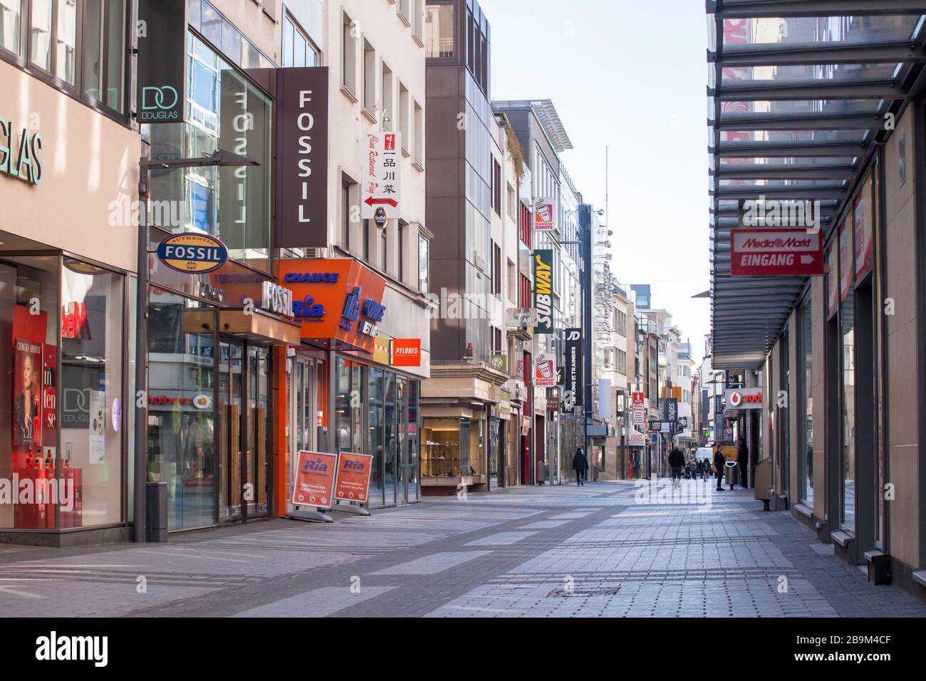 Focolaio di coronavirus/Covid 19, 24 marzo. 2020. Solo poche persone sulla strada dello shopping Hohe Strasse, di solito visitato da migliaia di persone, Colonia, G. Foto Stock