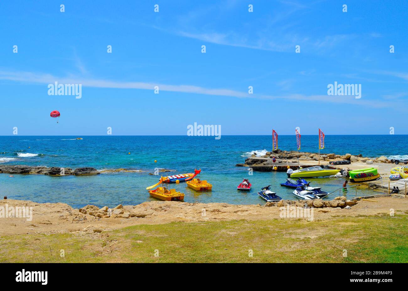 Barche a noleggio sulla spiaggia di Paphos una popolare località turistica a Cipro Foto Stock