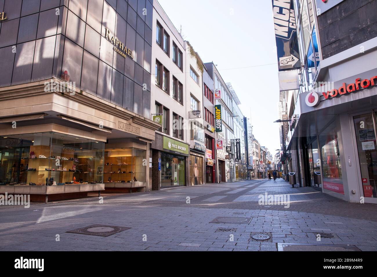 Focolaio di coronavirus/Covid 19, 24 marzo. 2020. Solo poche persone sulla strada dello shopping Hohe Strasse, di solito visitato da migliaia di persone, Colonia, G. Foto Stock