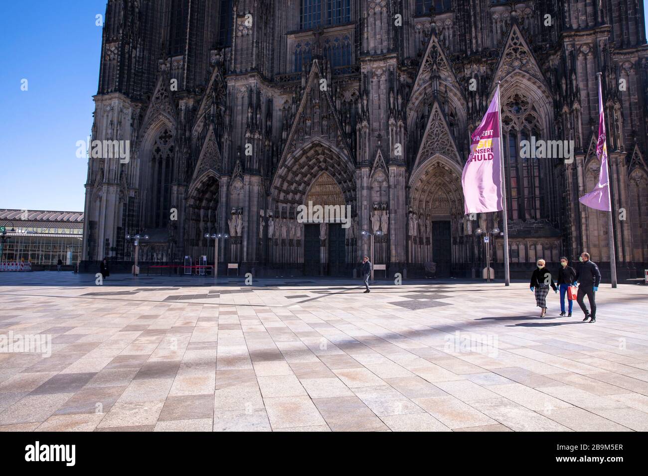 Focolaio di coronavirus/Covid 19, 24 marzo. 2020. La piazza quasi deserta intorno alla Cattedrale di Colonia, solitamente visitata da migliaia di persone, Cologn Foto Stock