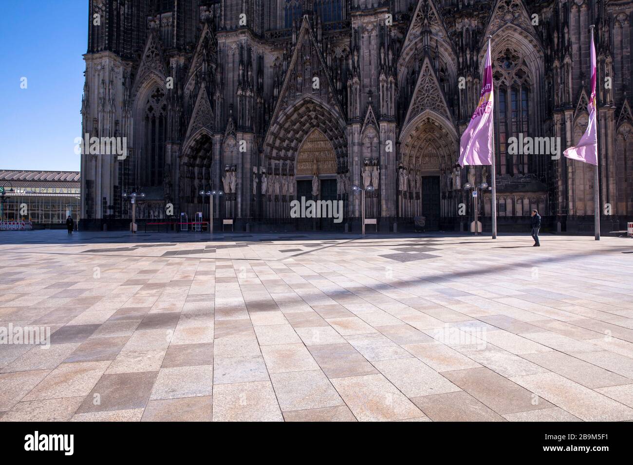 Focolaio di coronavirus/Covid 19, 24 marzo. 2020. La piazza quasi deserta intorno alla Cattedrale di Colonia, solitamente visitata da migliaia di persone, Cologn Foto Stock