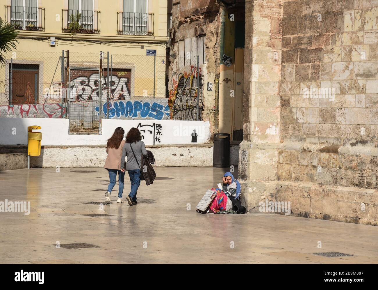 Il senzatetto chiede nelle strade vuote della città la quarantena imposta dal Covid 19 Foto Stock