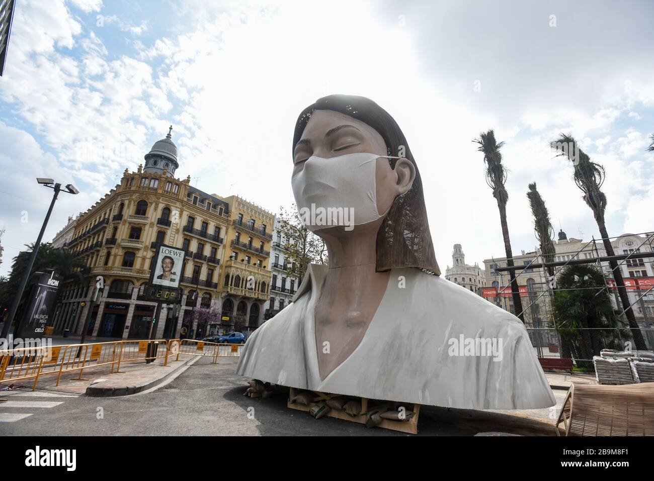 Immagini della città di Valencia completamente deserta dopo aver decretato lo stato di allarme di Covid 19.in l'immagine uno dei monumenti delle Fallas Foto Stock