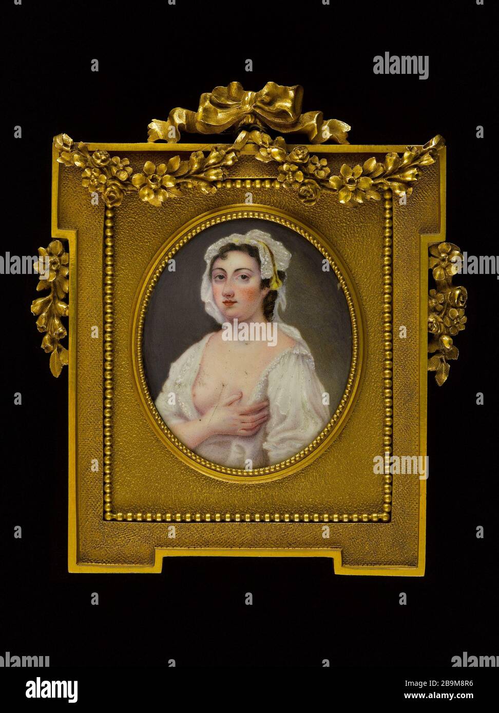 Ritratto di una giovane donna che indossa un cappello bianco Ecole anglaise. Ritratto d'une jeune femme coiffée d'une cofano blanc. Miniatura sur émail. XVIIIe siècle. Parigi, museo Cognacq-Jay. Foto Stock