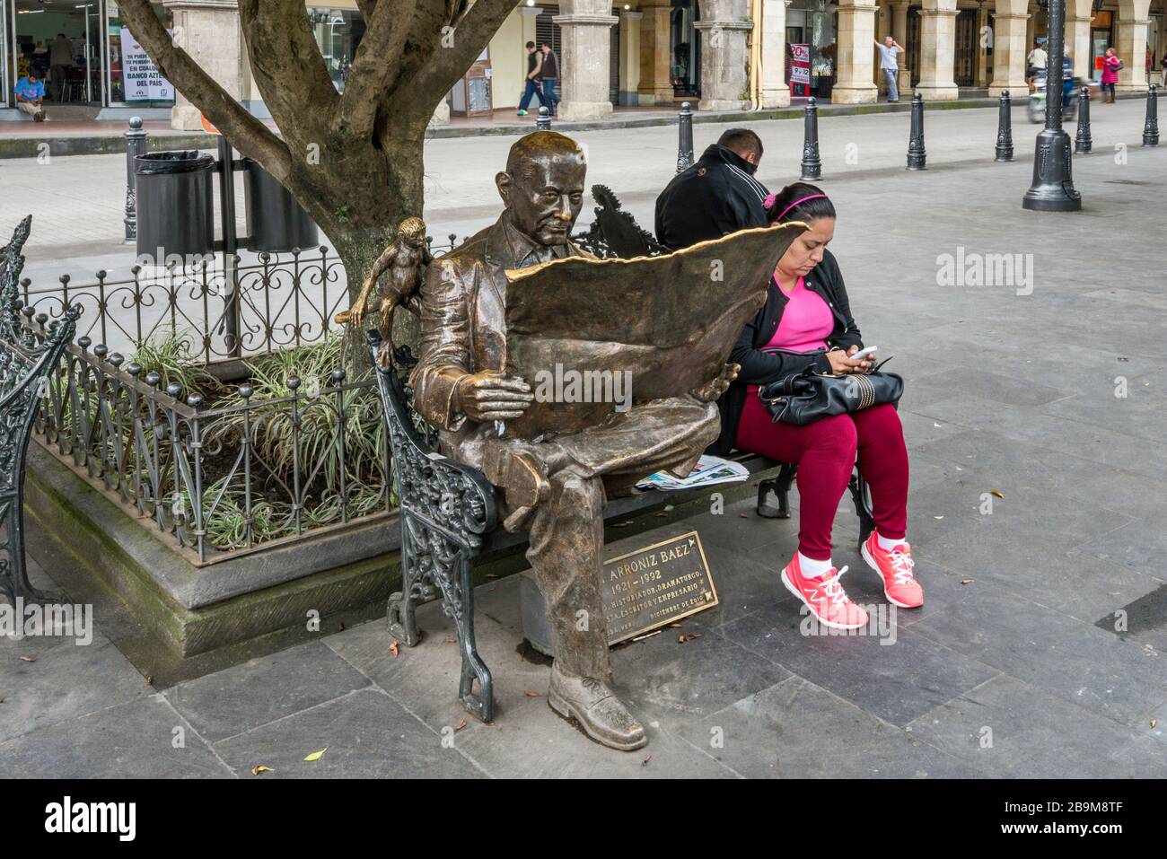 Statua di Othon Arroniz Baez, panca in ferro battuto in Plaza de 21 de Mayo (zocalo) a Cordoba, Veracruz stato, Messico Foto Stock